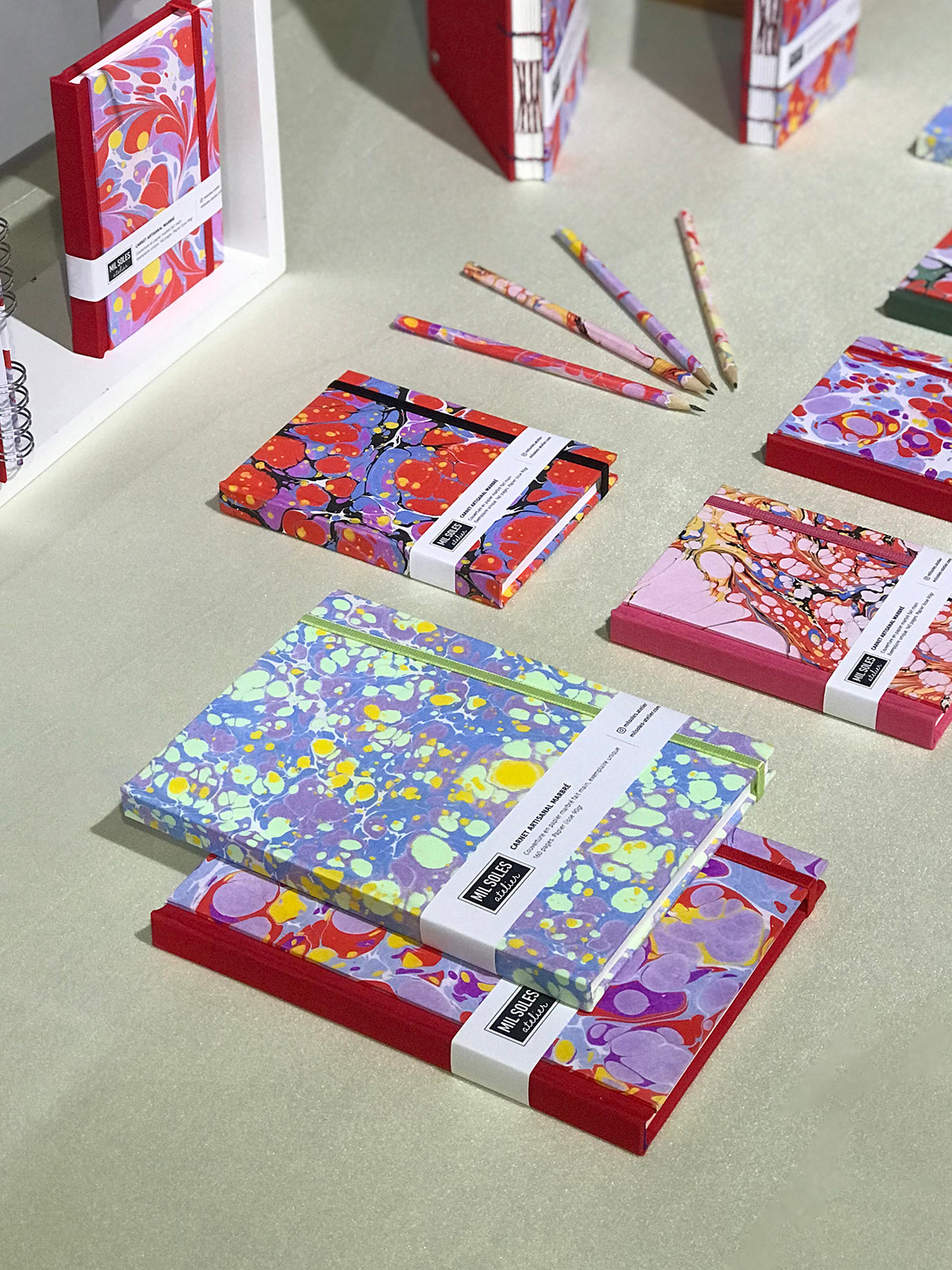 Journal marbré - violet, vert et rouge
