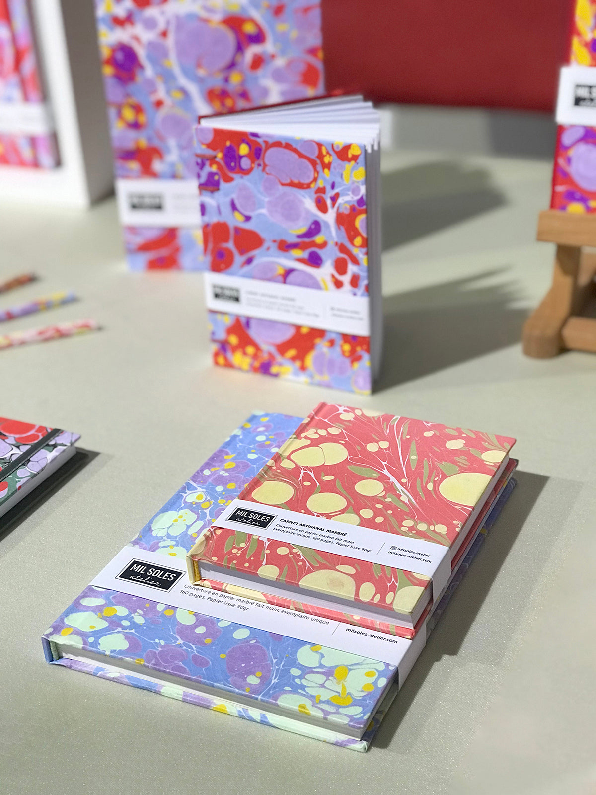 Journal marbré - violet, vert et rouge